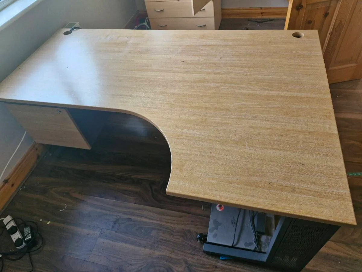 Office table and swivel chair - Image 2