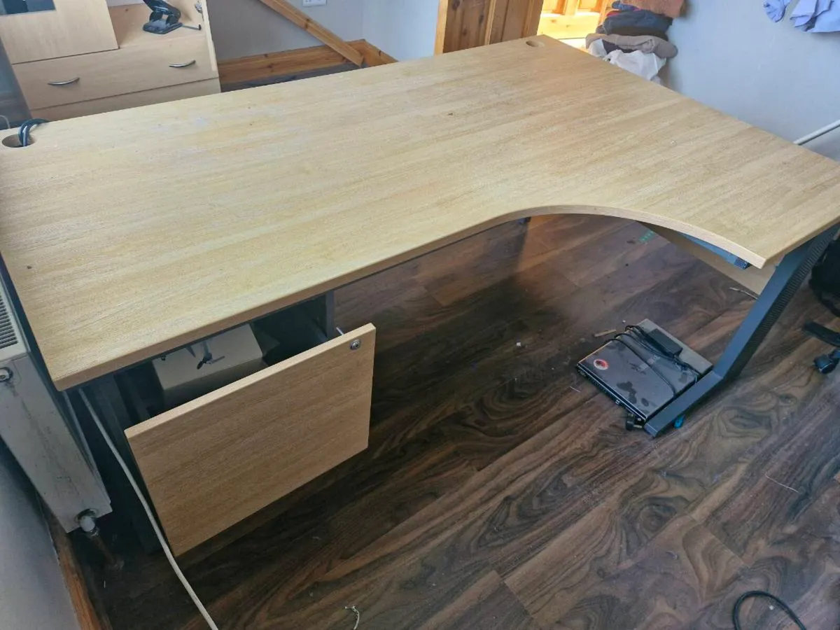 Office table and swivel chair - Image 3