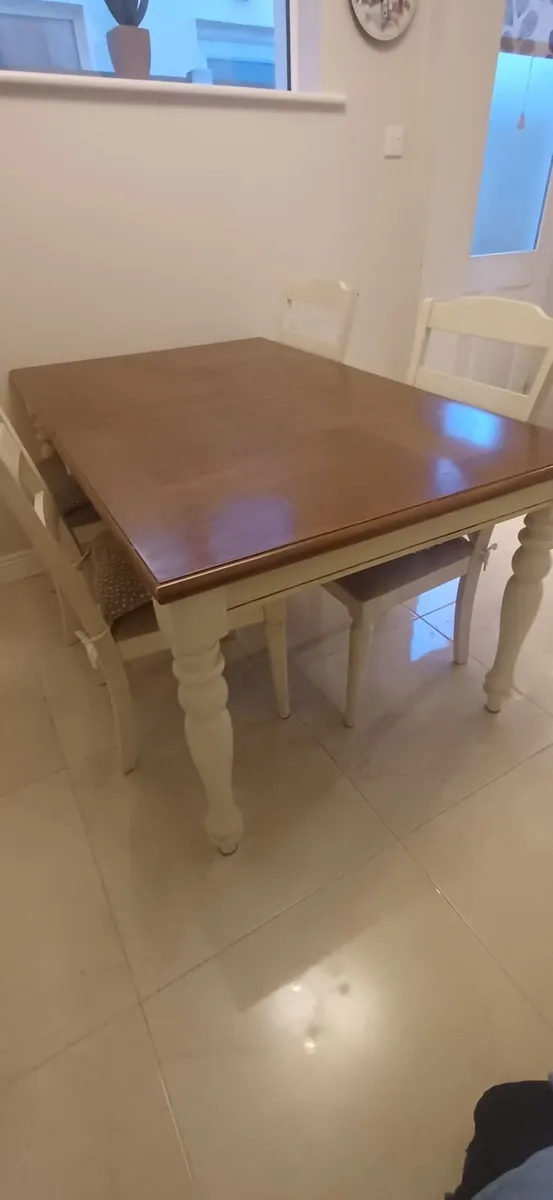 Kitchen table and chairs - Image 1