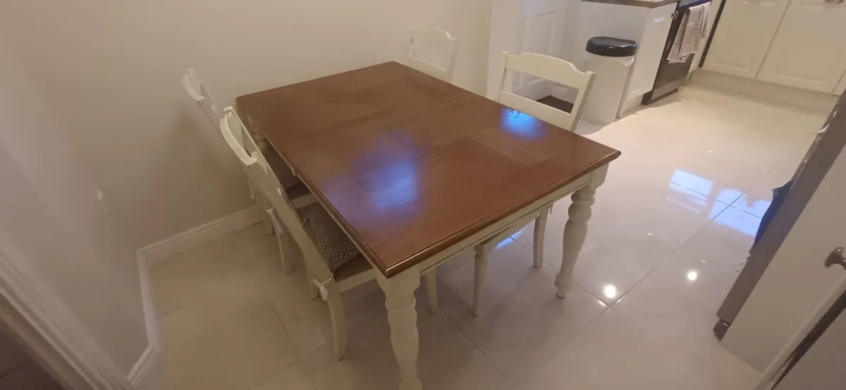 Kitchen table and chairs - Image 2