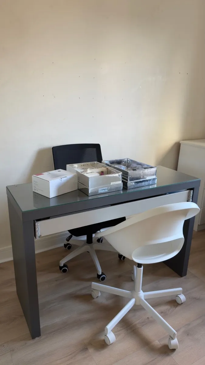 Nail technician setup - Image 1