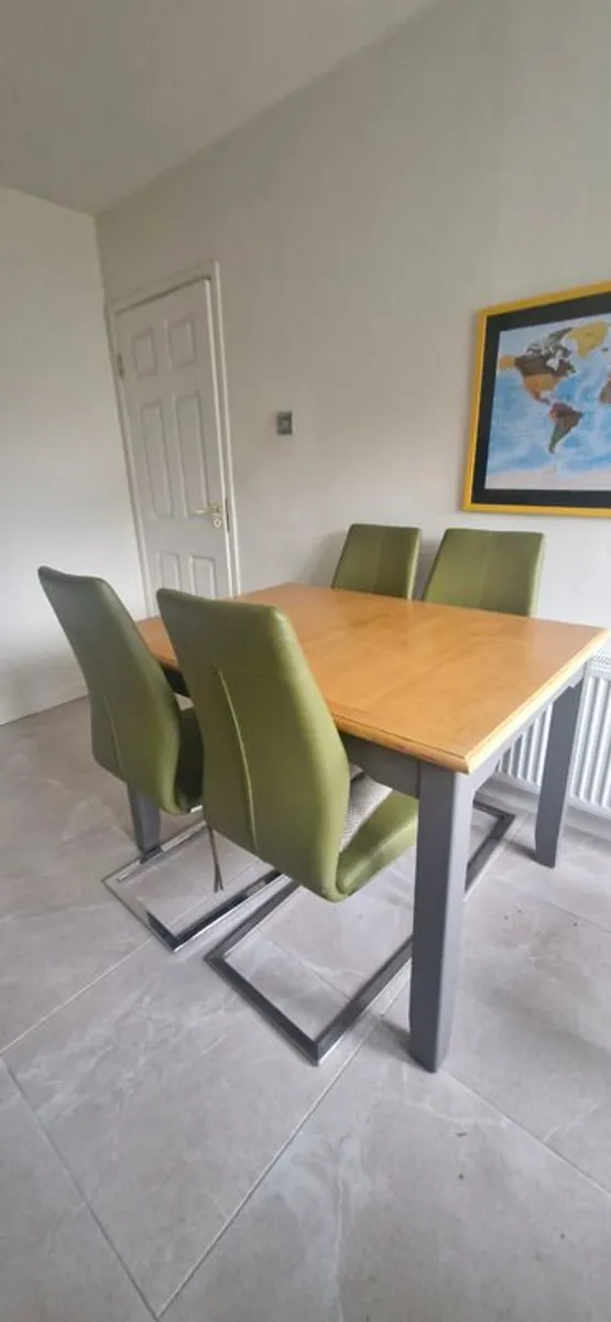 Extendable Table and 4 chairs - Image 2