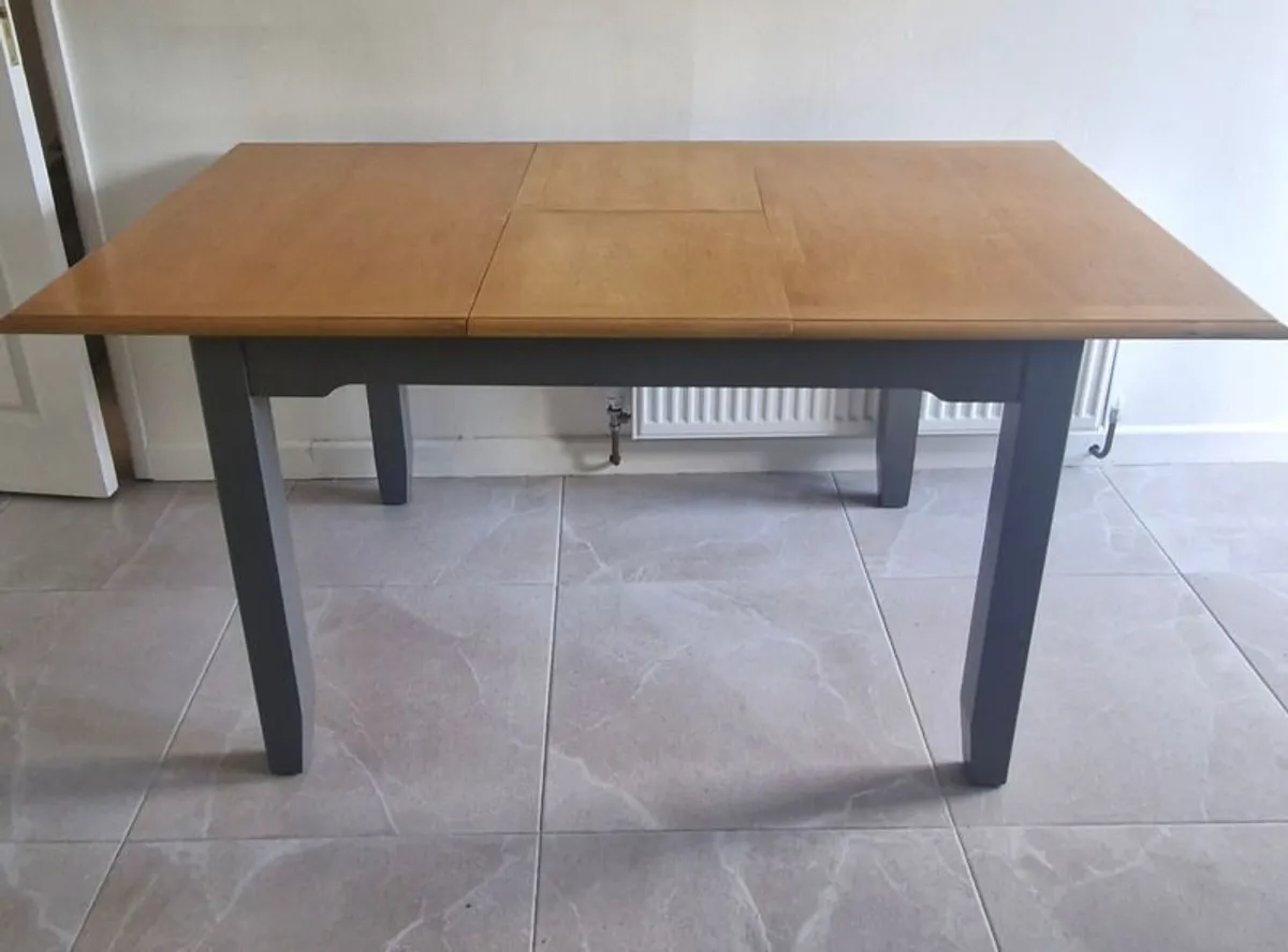 Extendable Table and 4 chairs - Image 4