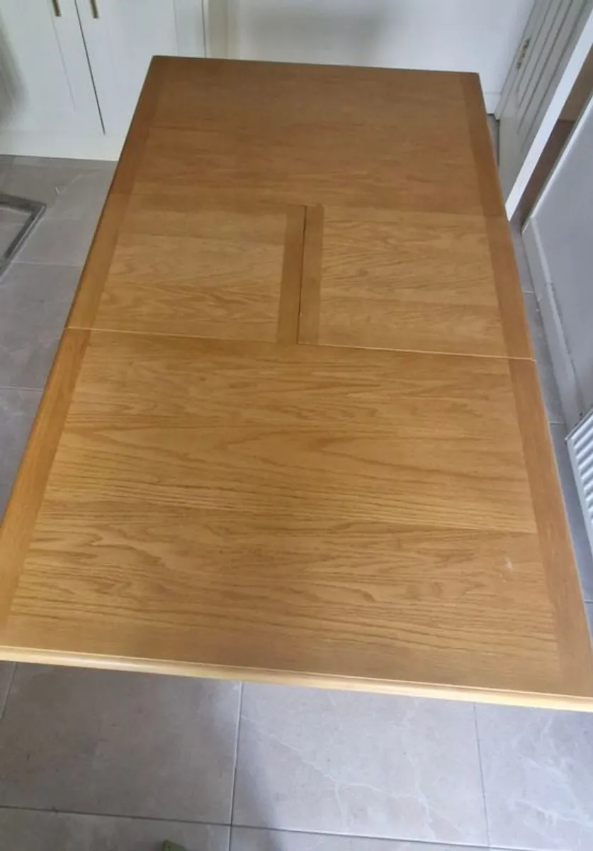 Extendable Table and 4 chairs - Image 1