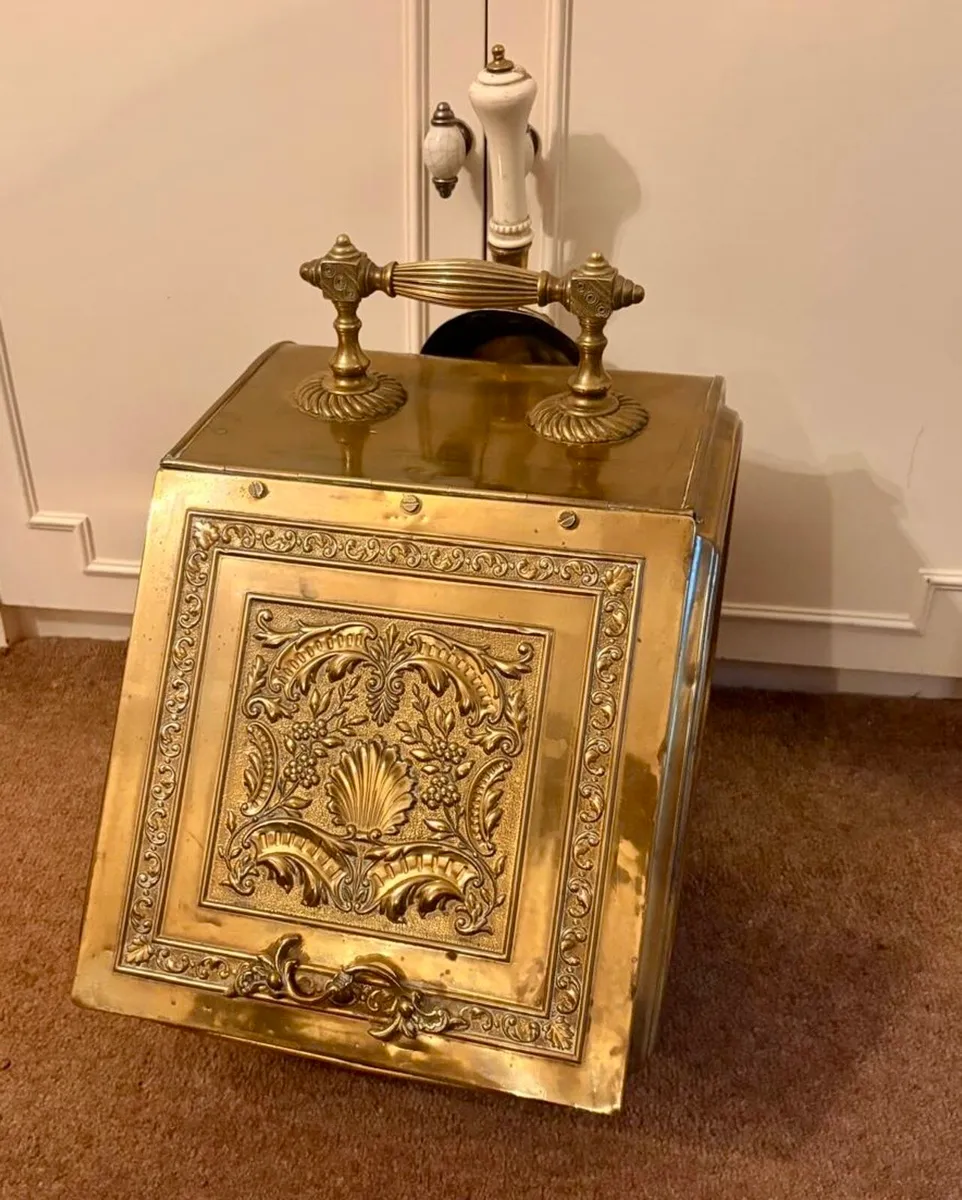 Antique Brass Coal Scuttle / Coal Box with Shovel - Image 3