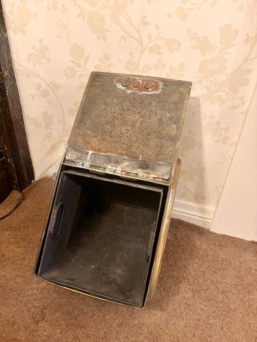 Antique Brass Coal Scuttle / Coal Box with Shovel - Image 4