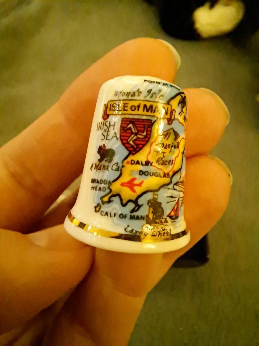 Vintage Isle of Man Bone China Thimble - Image 4