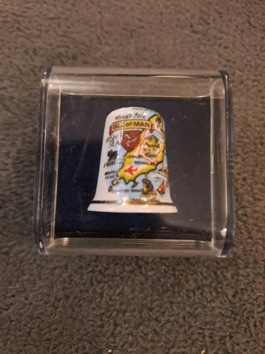Vintage Isle of Man Bone China Thimble - Image 1