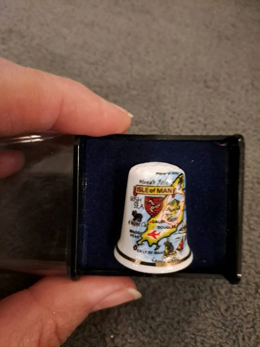 Vintage Isle of Man Bone China Thimble - Image 2