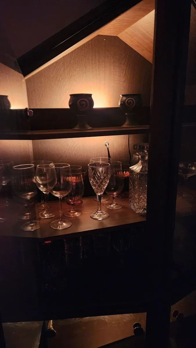 Vintage look Glass Cabinet with Lights - Image 4