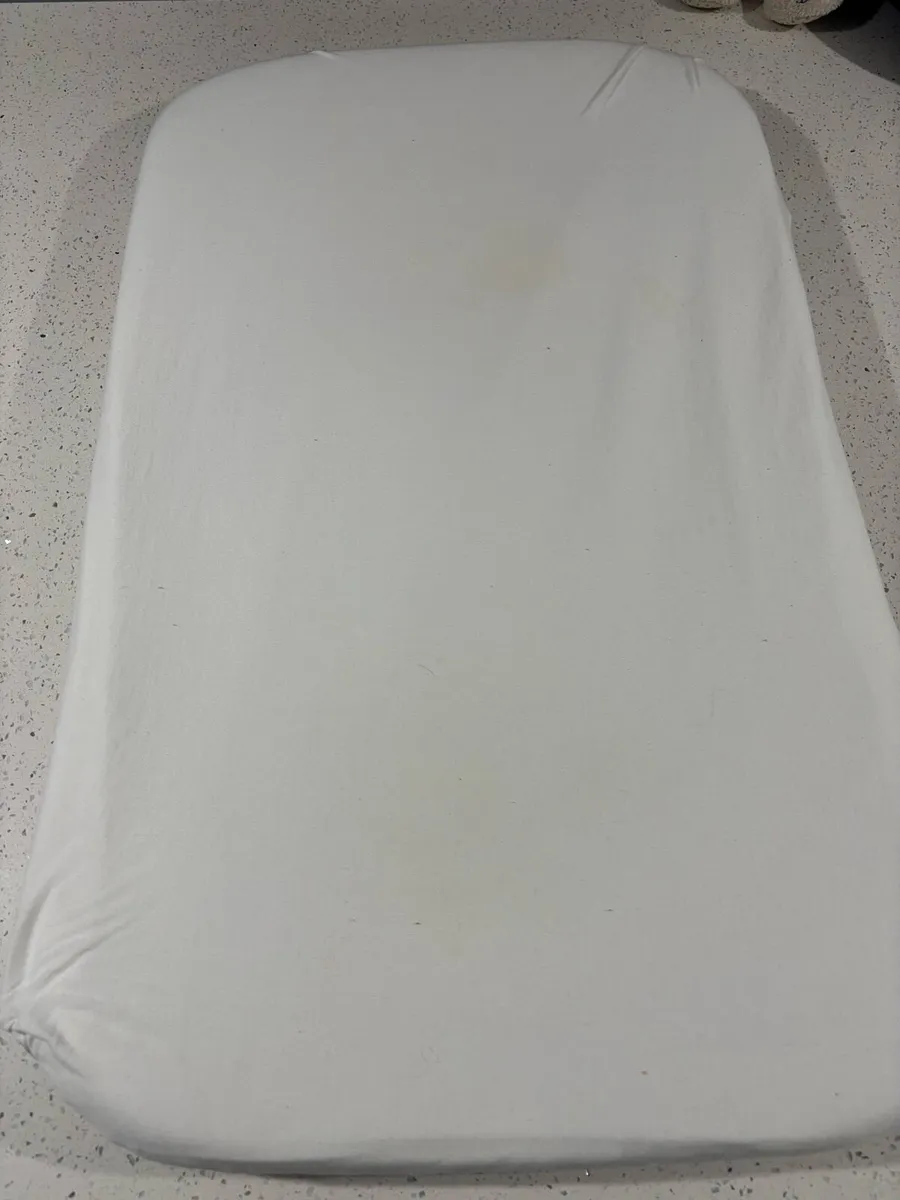 2 x fitted sheet and mattress protectors for cot - Image 1