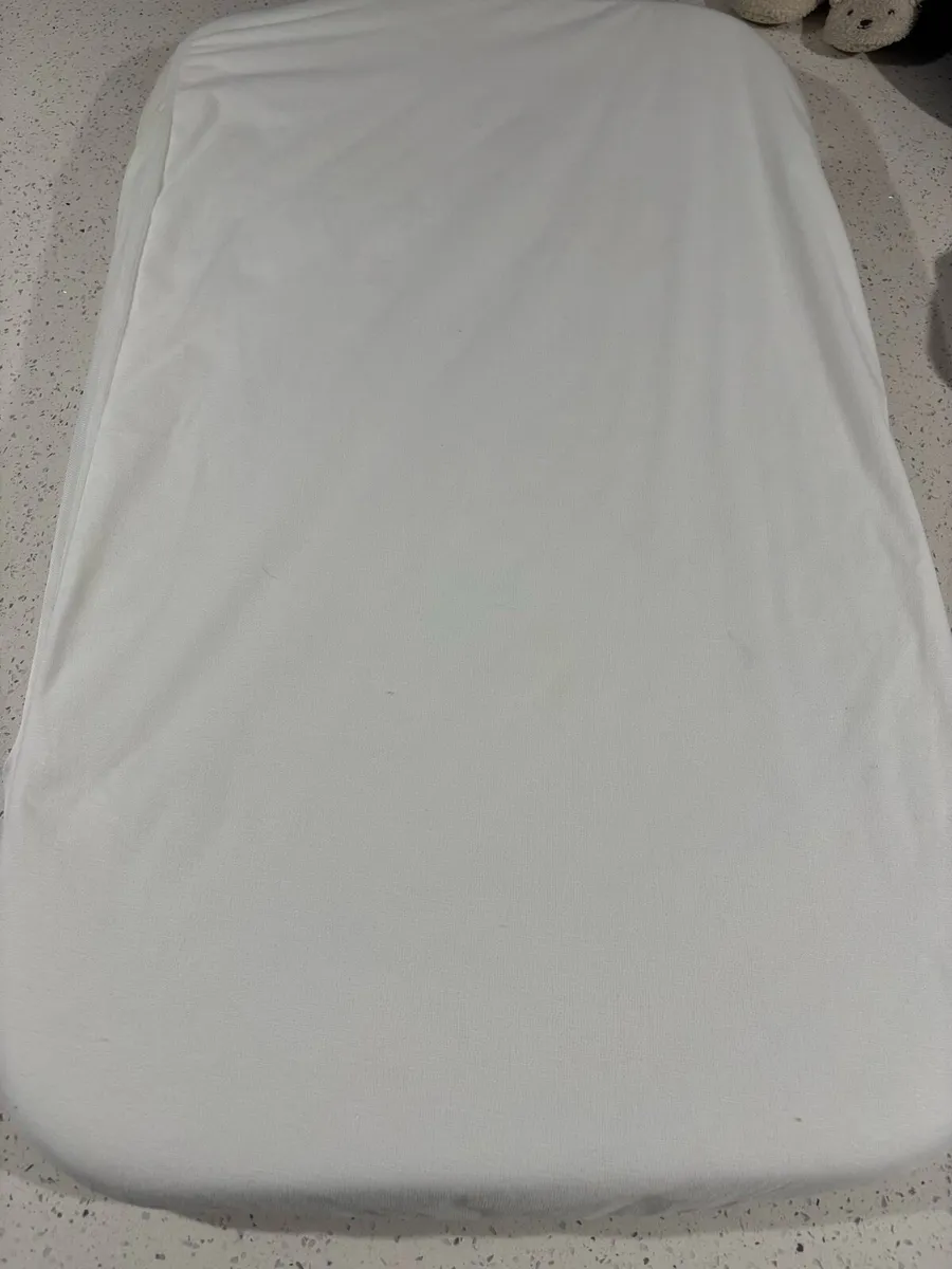 2 x fitted sheet and mattress protectors for cot - Image 4