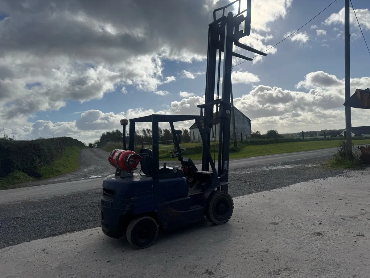 Forklift €4500 caterpillar - Image 2