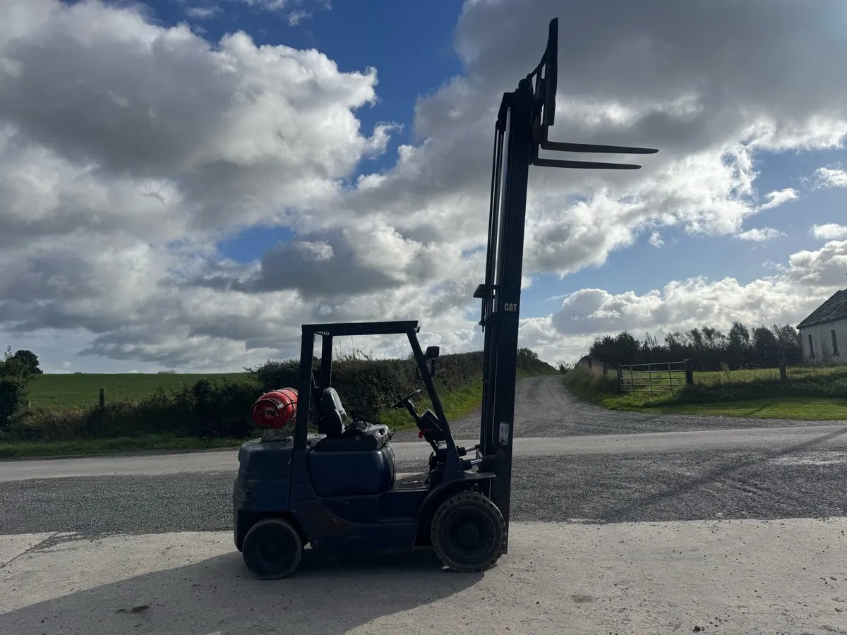Forklift €4500 caterpillar - Image 3