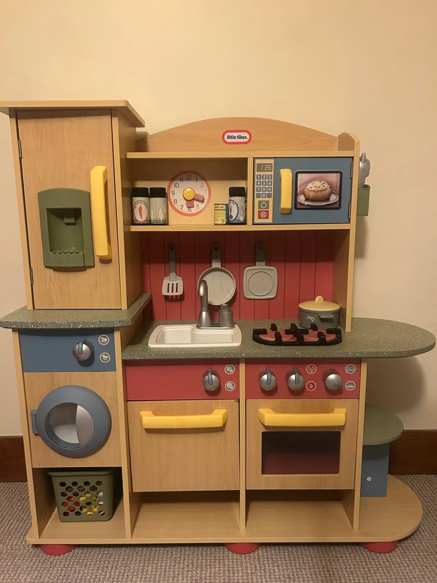 Kid’s  play kitchen - Image 1