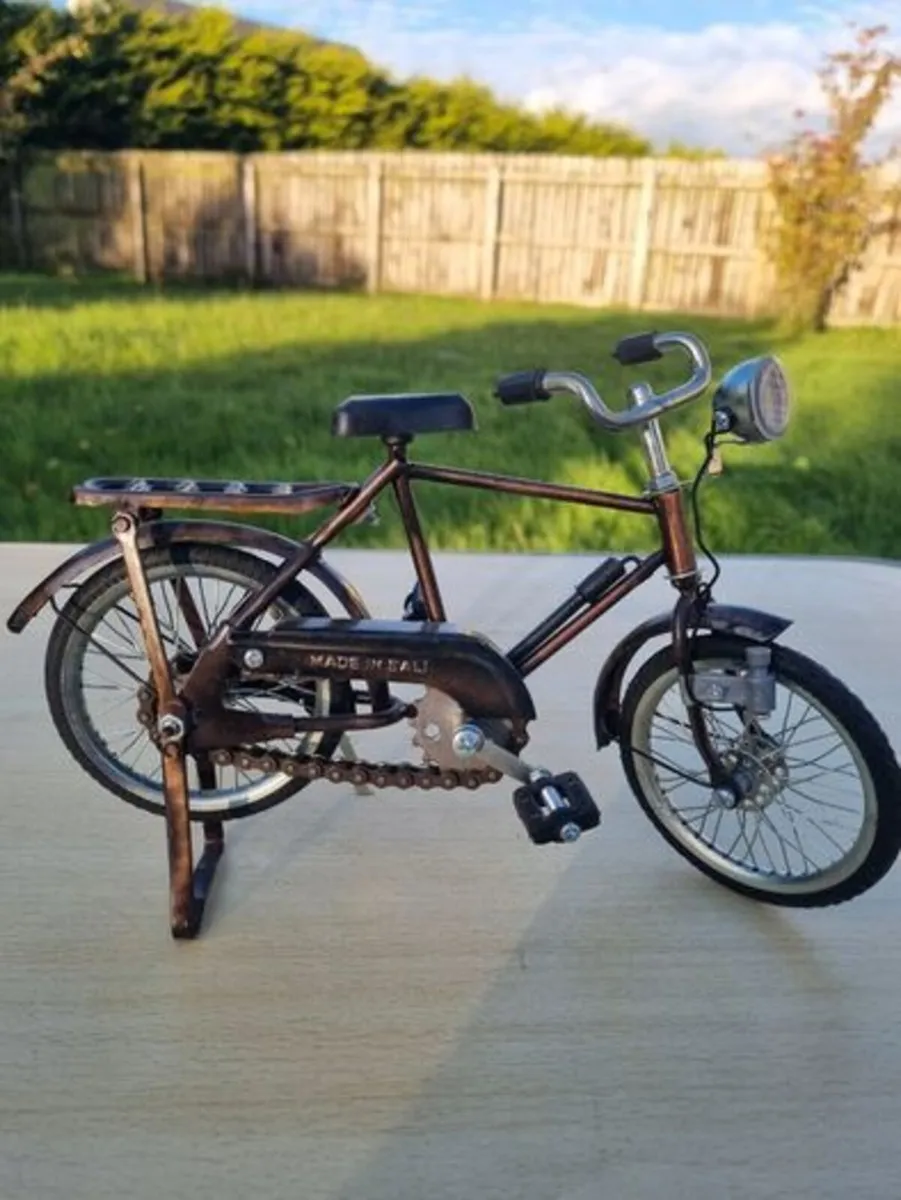 Handmade retro-style metal bicycle miniature - Image 3