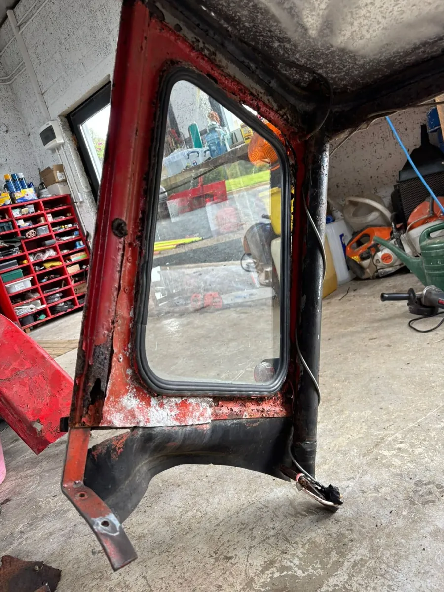 Tractor cab - Image 1