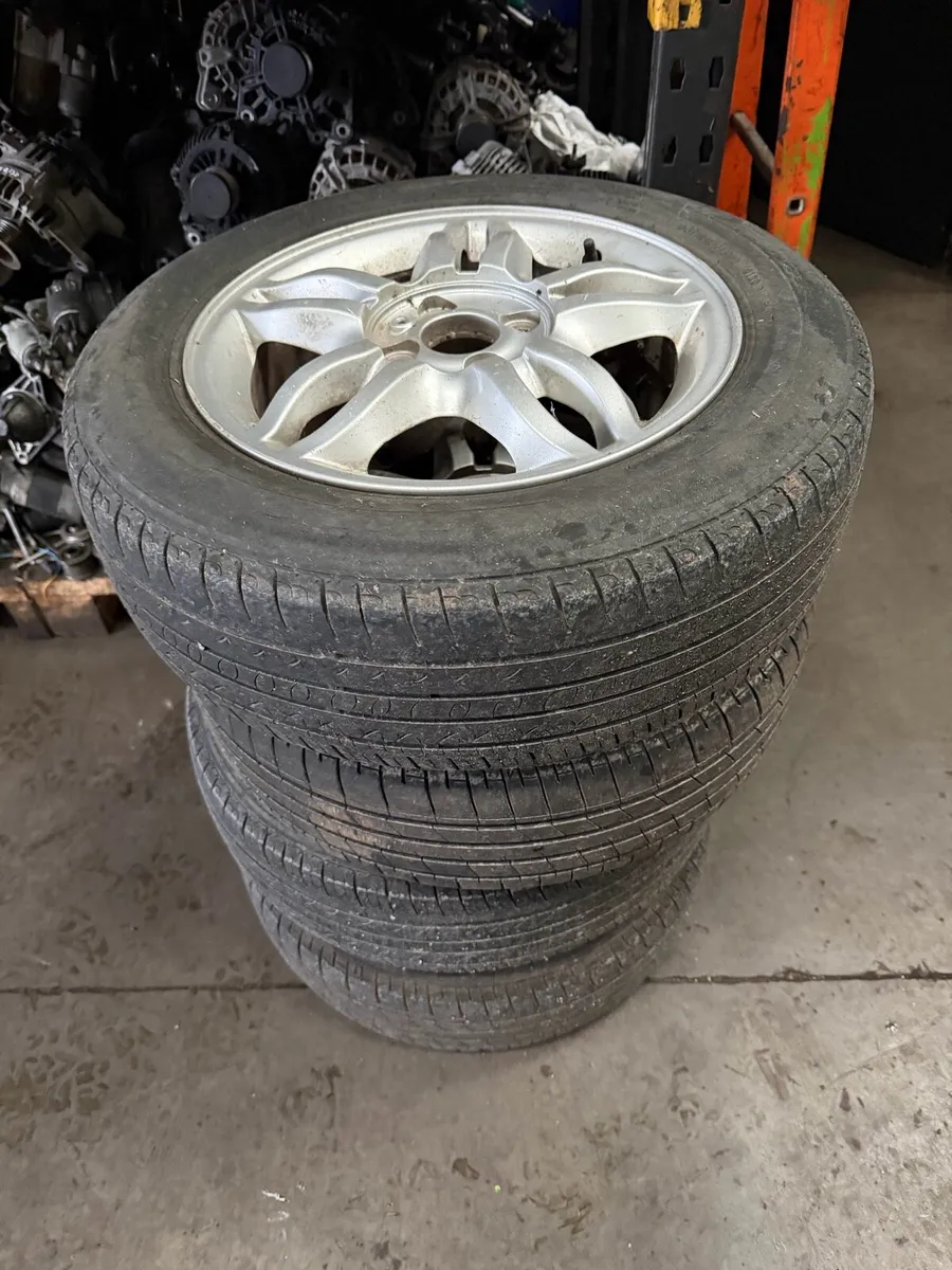 Alloys with good tyres for Renault Clio mk3 - Image 1