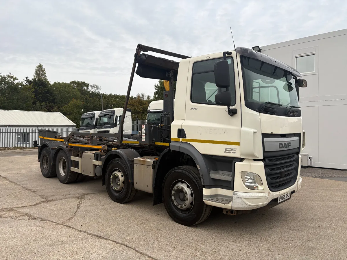 DAF CF370 HOOK LOADER 8X4 2015 - Image 1