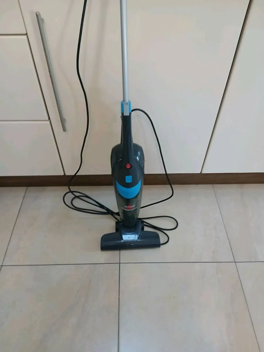 ELECTRIC UPWRIGHT VACUM CLEANER LIKE NEW - Image 1