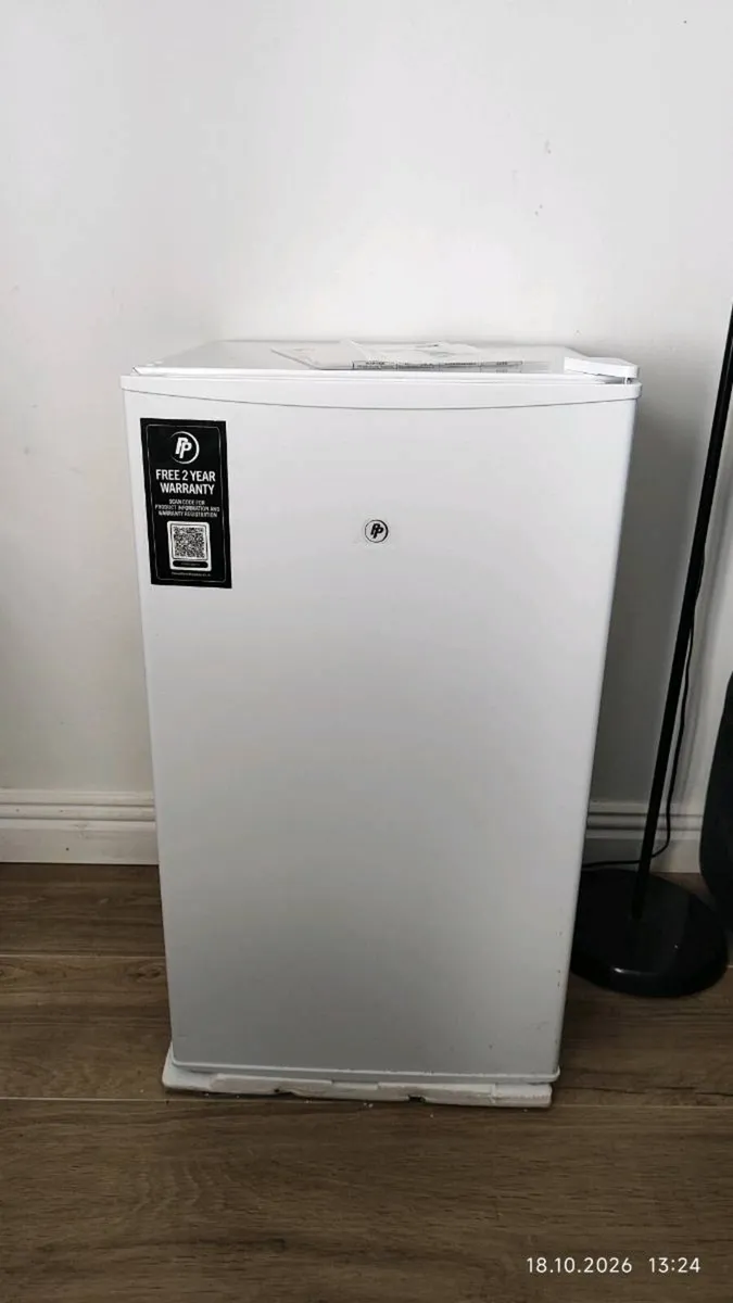 Small refrigerator with freezer shelf Excellent - Image 1