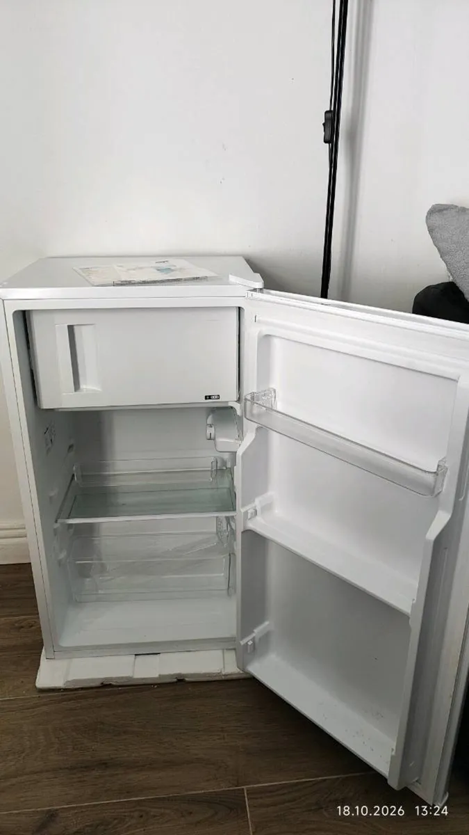 Small refrigerator with freezer shelf Excellent - Image 3