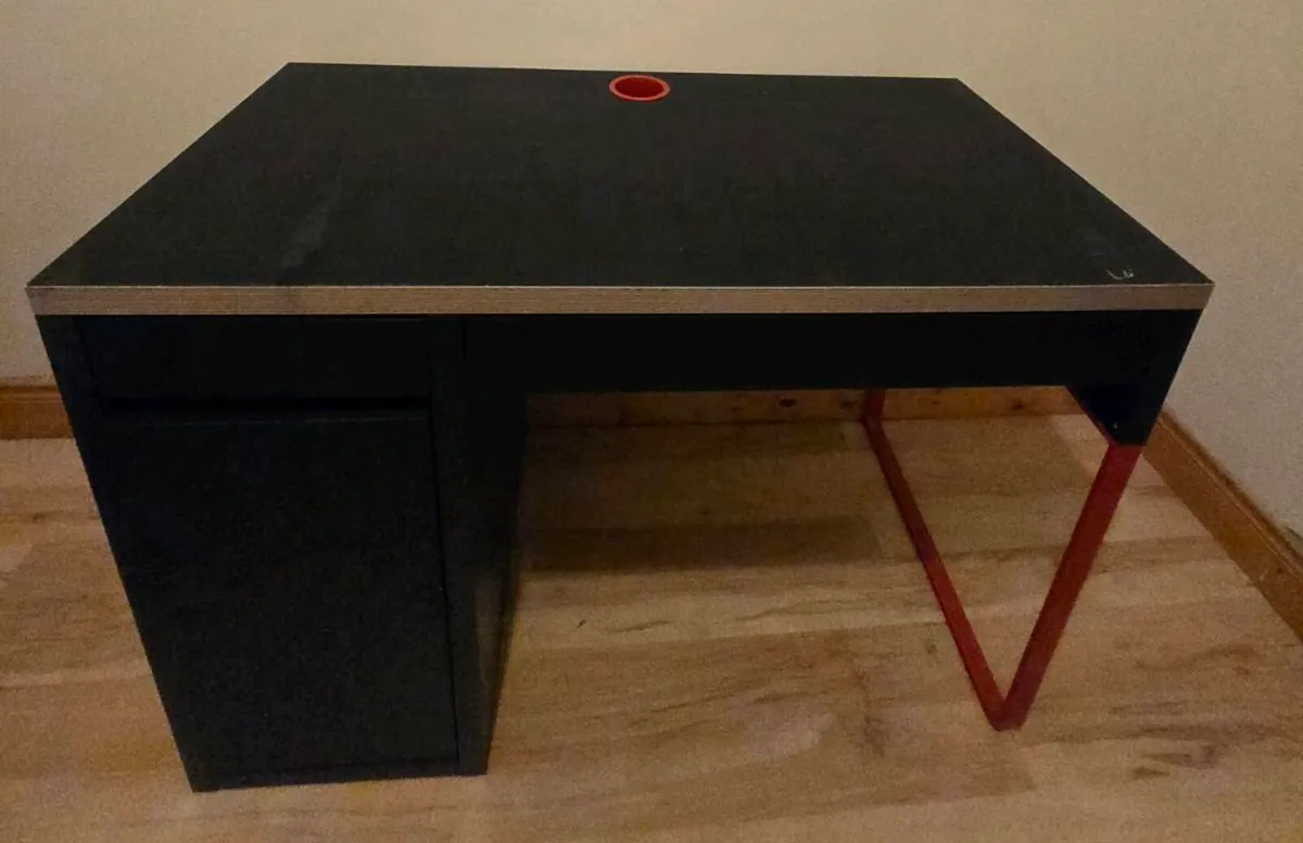 Desk IKEA MICKE - Image 1