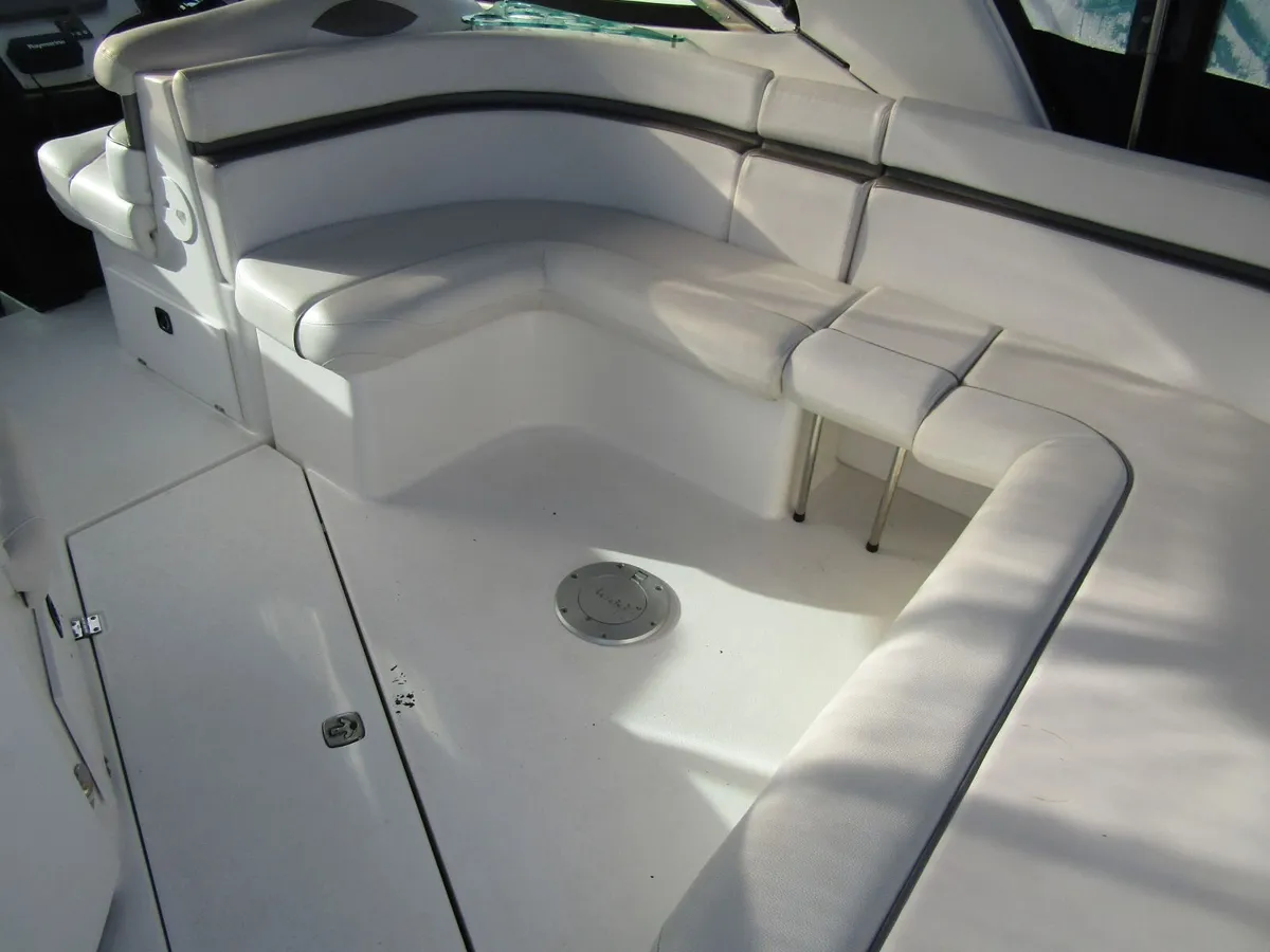 Doral Intrigue 32 sports cruiser twin D4 300hp - Image 4