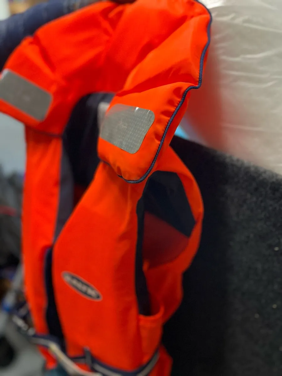 Life jackets - Image 2