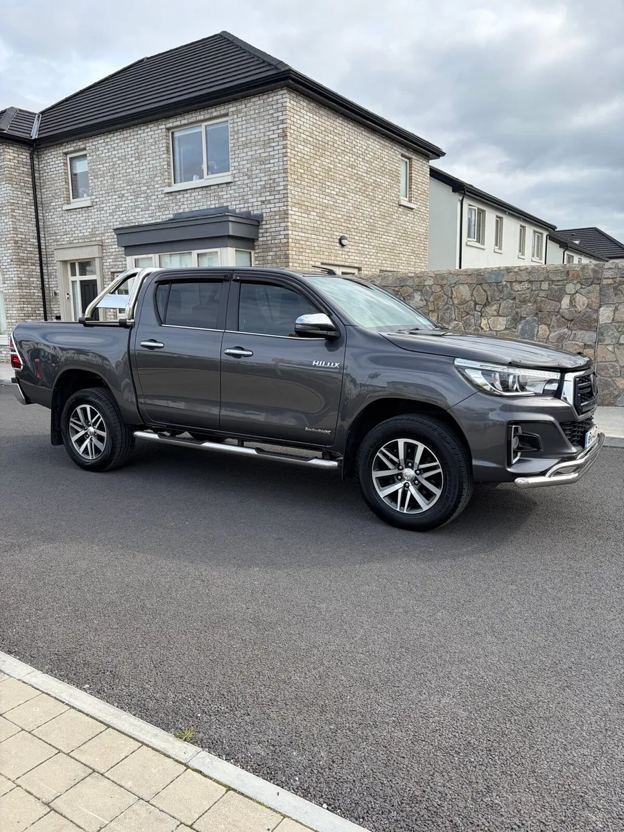 2019 Toyota hilux INVINCIBLE X doe and tax 7/27 - Image 3