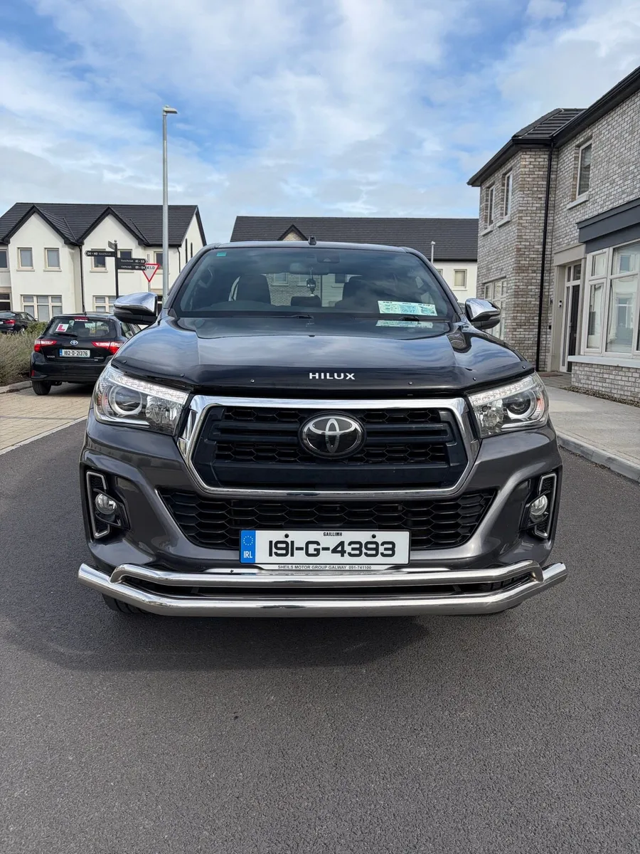 2019 Toyota hilux INVINCIBLE X doe and tax 7/27 - Image 2