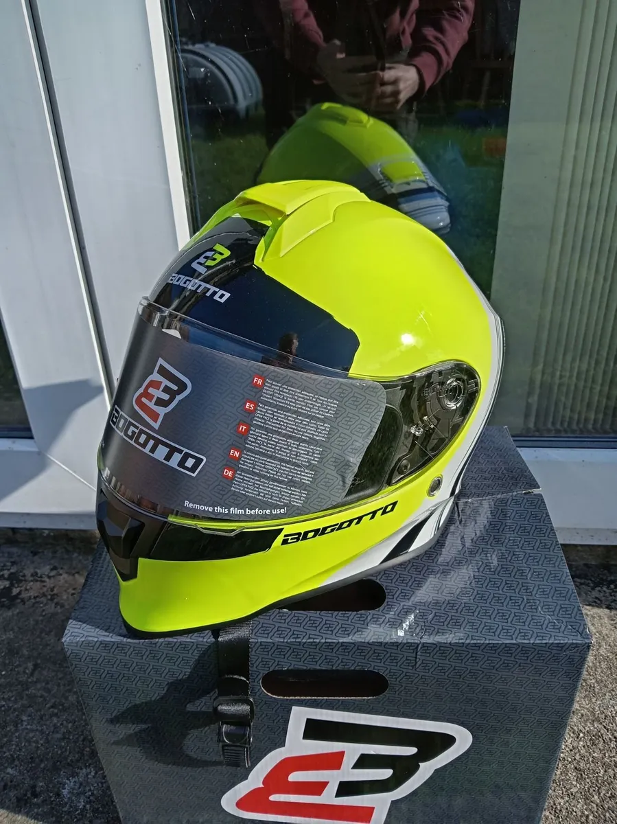 Motorcycle helmet size xl new in box - Image 4