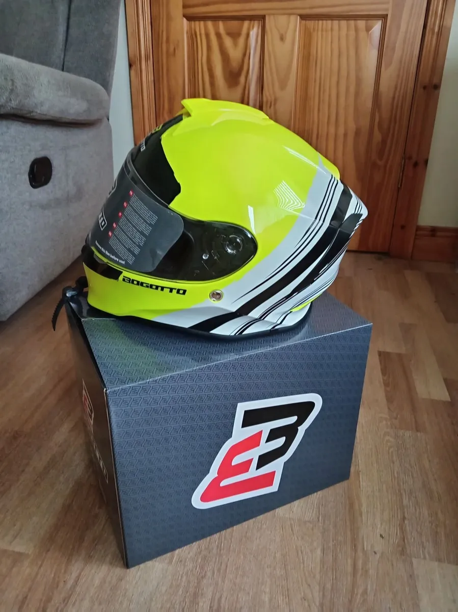 Motorcycle helmet size xl new in box - Image 1