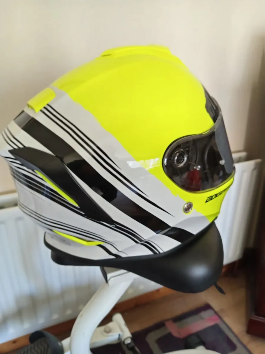 Motorcycle helmet size xl new in box - Image 2