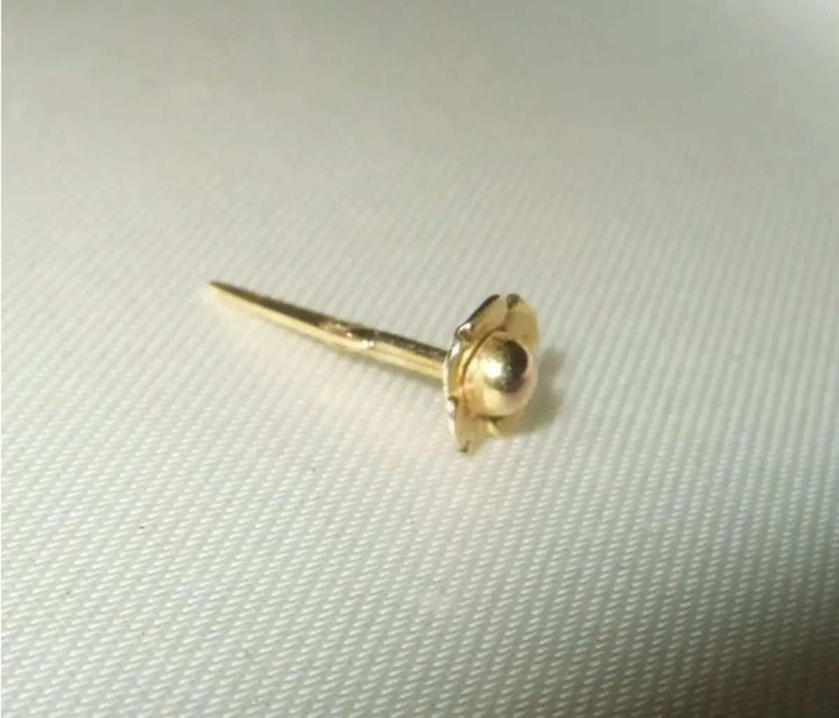 Pristine Vintage 9ct Gold Flower Stud Earring - Image 2