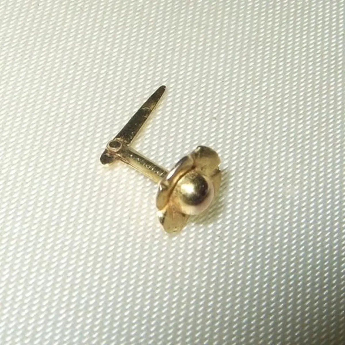 Pristine Vintage 9ct Gold Flower Stud Earring - Image 3