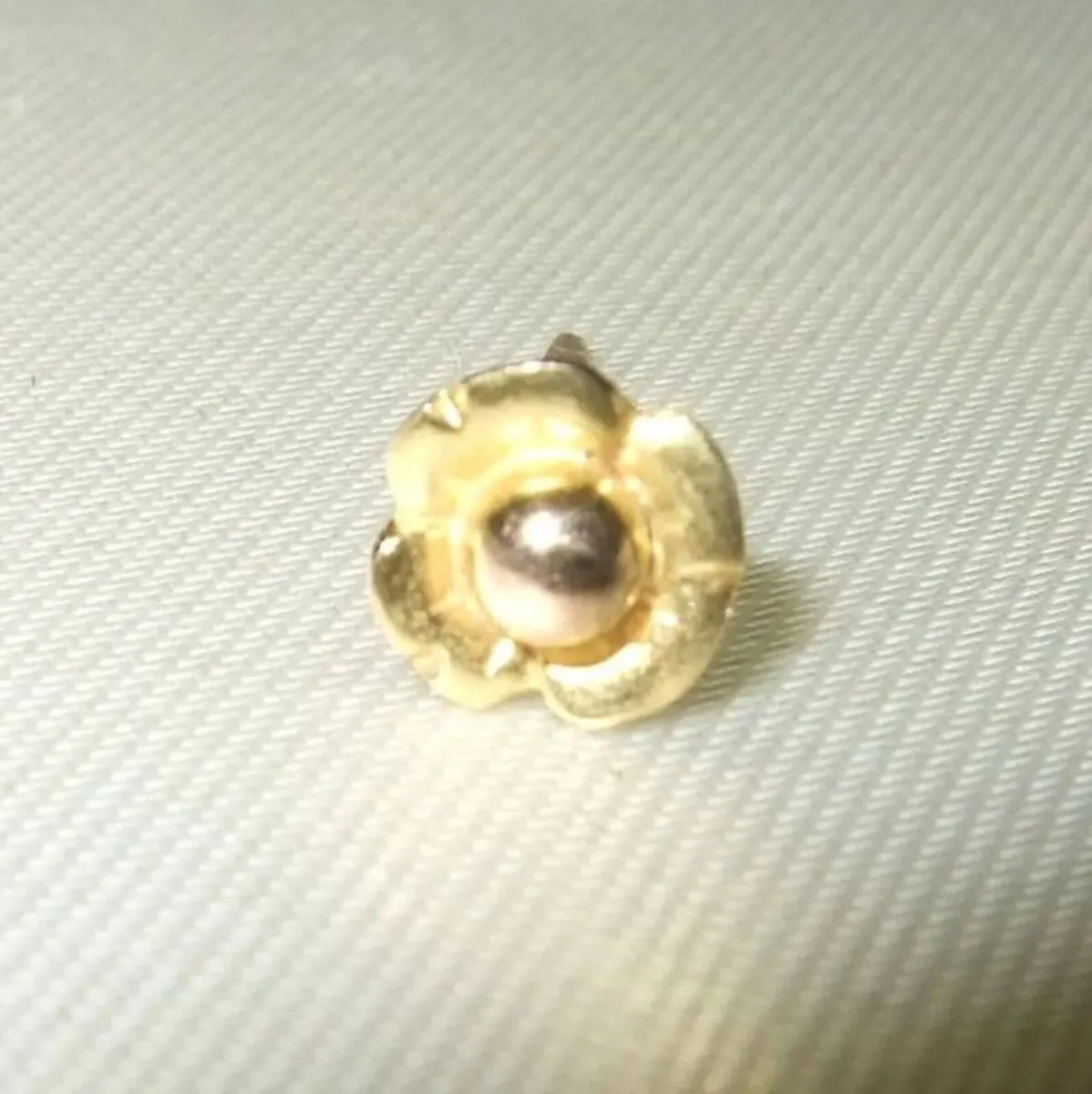 Pristine Vintage 9ct Gold Flower Stud Earring - Image 1