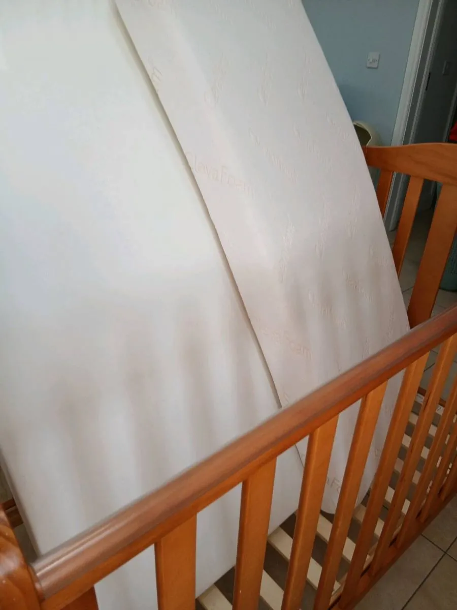 BABYS COT ON 3 LEVELS + 2 MATTRESS - Image 3