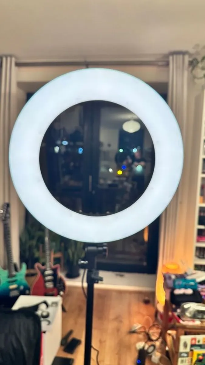 Camera Centre LED Ring Light with Tripod and Carry Case - Image 1