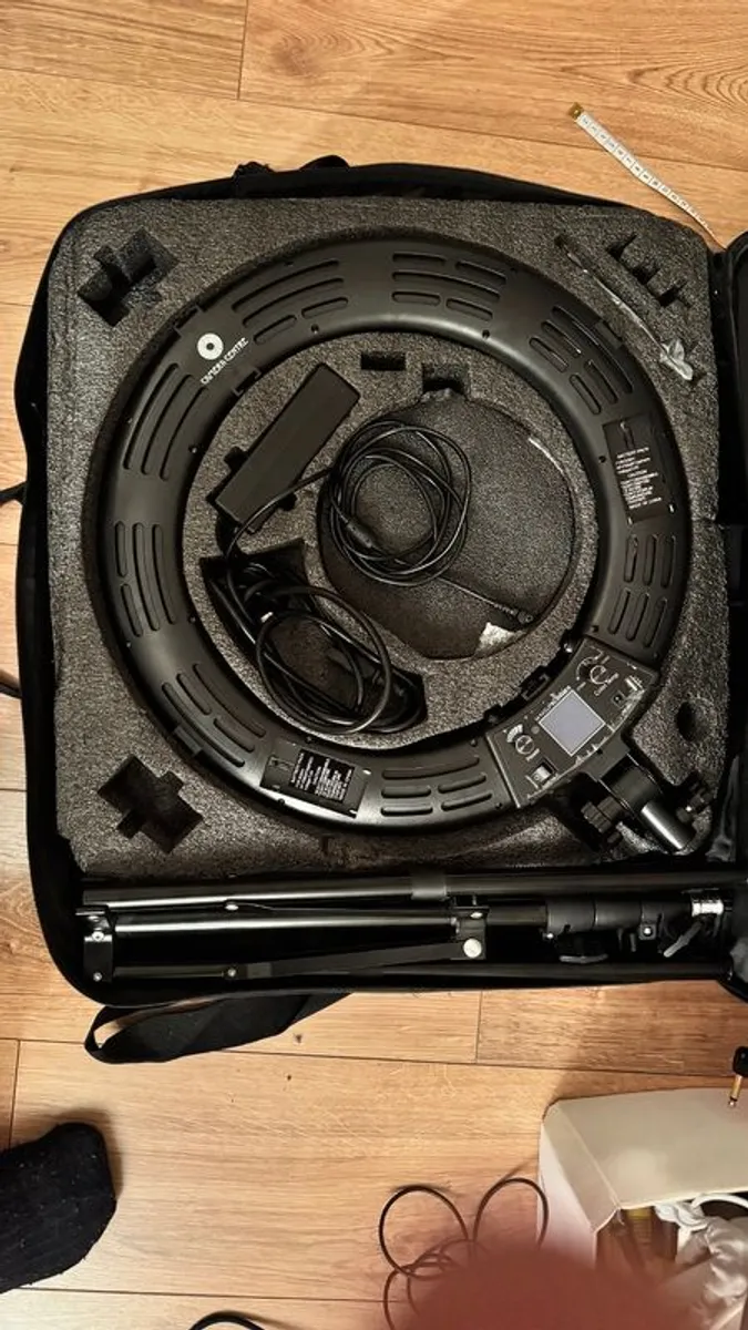 Camera Centre LED Ring Light with Tripod and Carry Case - Image 3
