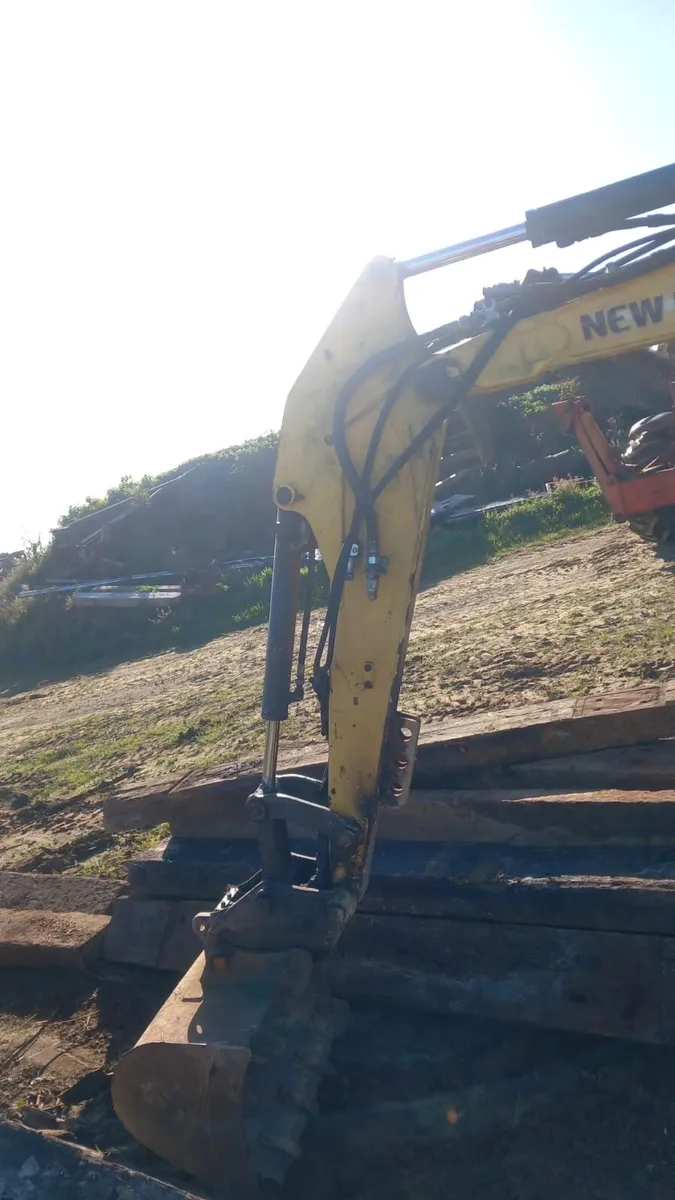 Mini digger 2.6 new holland 2014 - Image 4