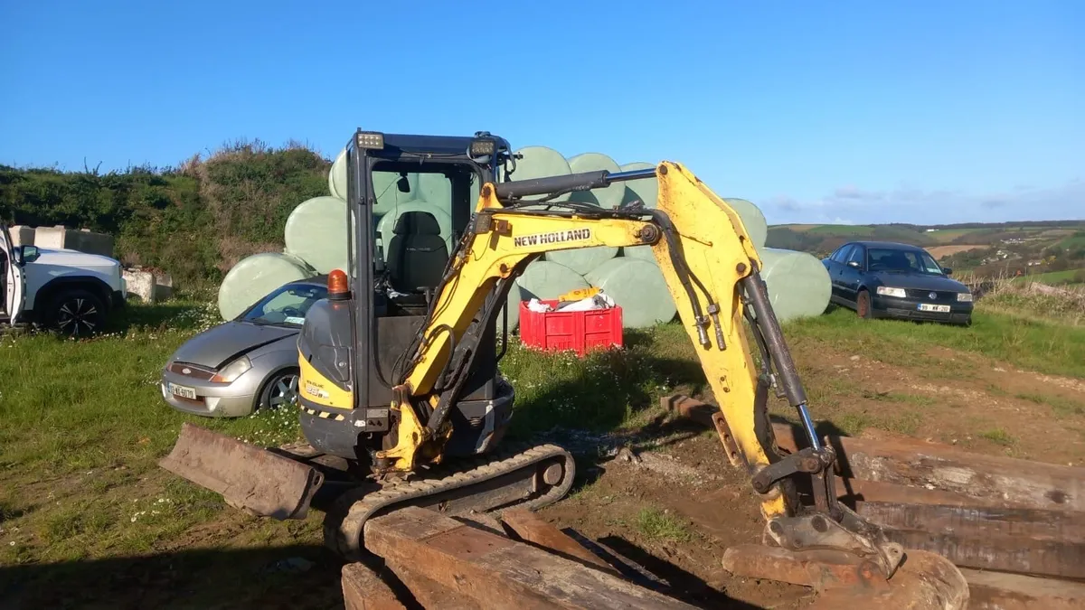 Mini digger 2.6 new holland 2014 - Image 2