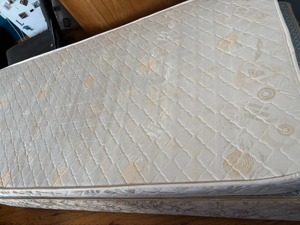 Single bed - Image 2