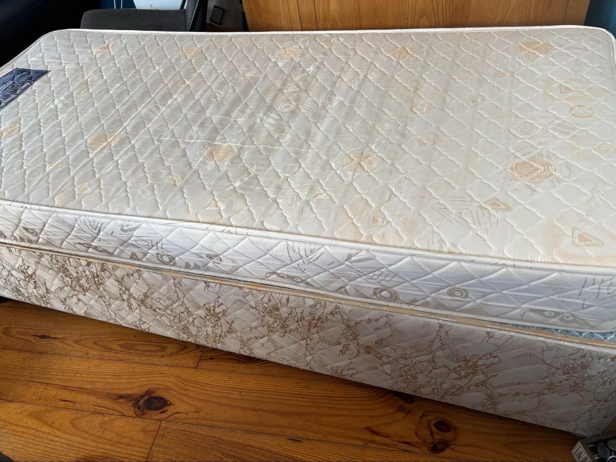 Single bed - Image 1