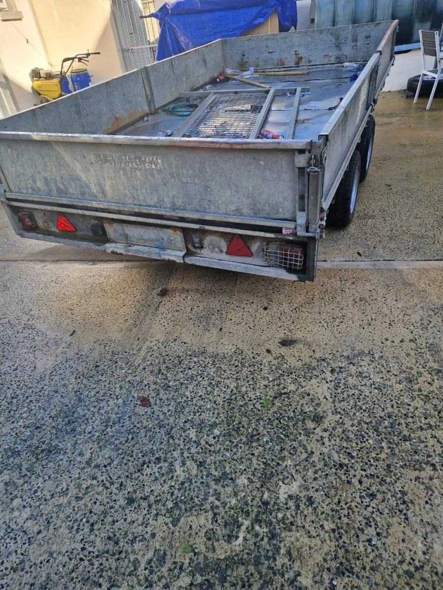 Trailer - Image 1