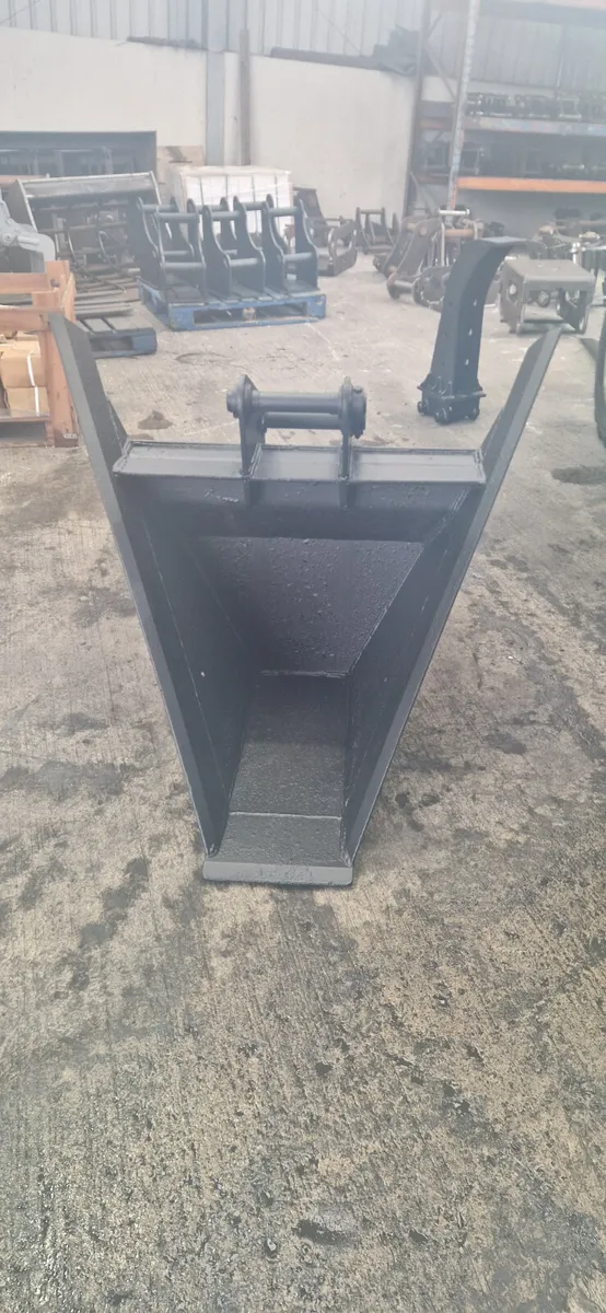5T & 8T MOUNDING BUCKET NO TEETH - Image 1