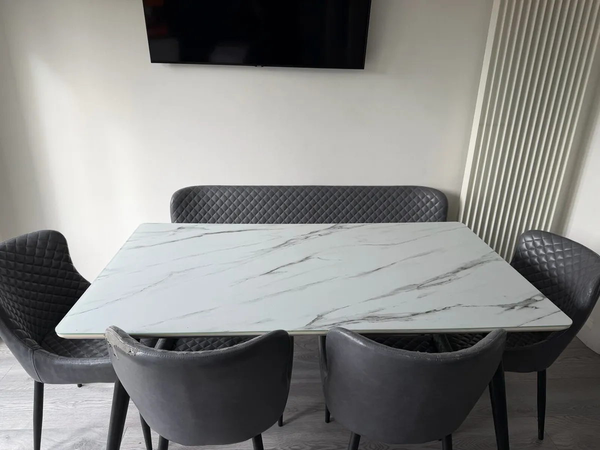 Dining table and chairs - Image 1