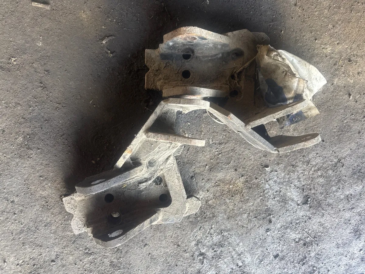 McConnell axle brackets and latches - Image 1