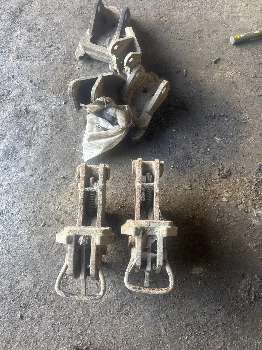 McConnell axle brackets and latches - Image 2