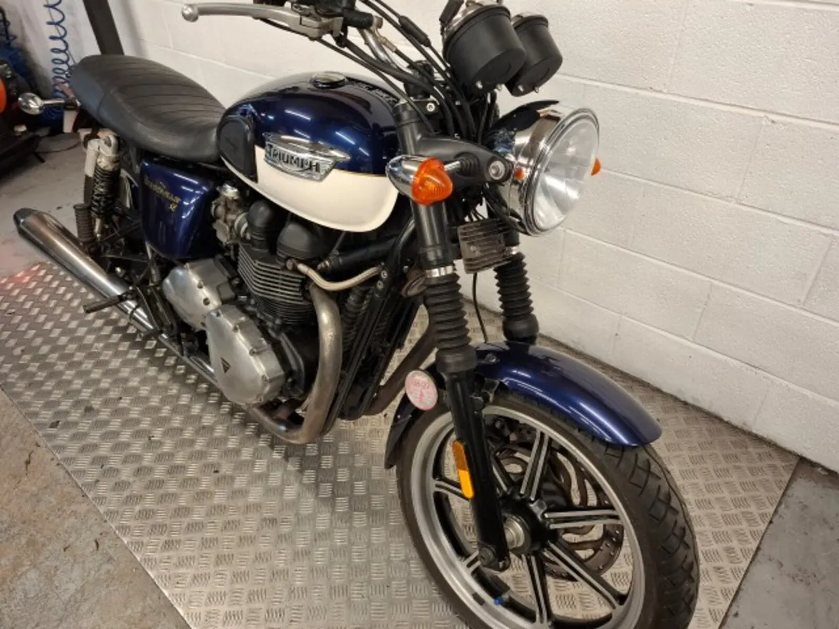Triumph Bonneville SE 900 2011 - Image 2